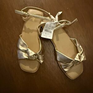 Girls Size 5 New 🆕 Elegant Metallic Sandals